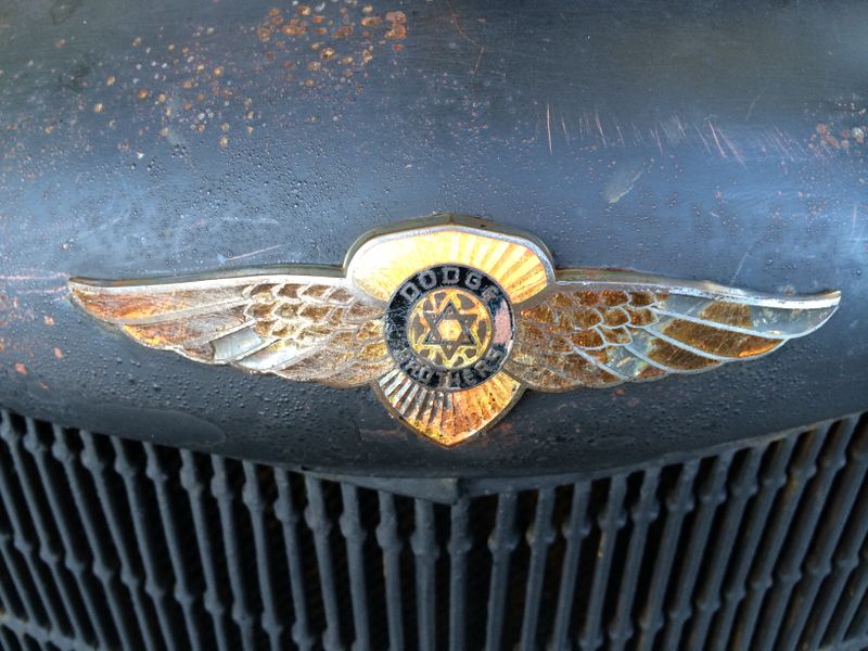 File:1933 Dodge Coupe Emblem.jpg